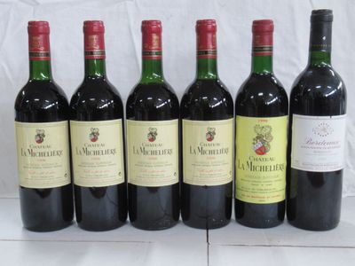 six bouteilles de vin sont alignées sur une table