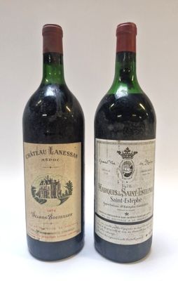 deux bouteilles de vin posées l'une à côté de l'autre sur une surface blanche