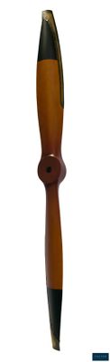 un stylo avec un manche en bois sur fond blanc