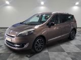 la photo d'une voiture marron garée dans un garage