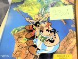 une pile de bandes dessinées posée sur une table