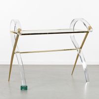 Une console ou une table d'appoint haute, en Lucite et métal… (photo 2)