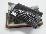 étui en cuir d'alligator pour une paire de chaussures dans une boîte