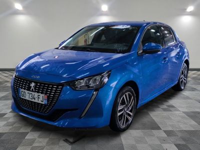 Une voiture bleue est garée dans un garage dont le sol est en damier.