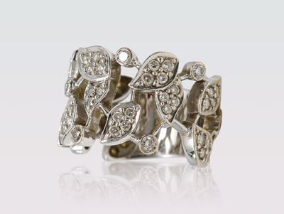 gros plan d'une bague en diamant sur une surface blanche