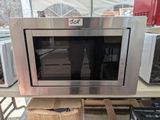 un micro-ondes posé sur une table dans un magasin