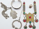 beaucoup de bijoux sur une surface blanche