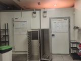 une photo d'une cuisine professionnelle équipée de nombreux appareils