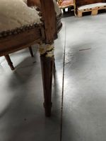 Paire de fauteuils en bois mouluré et sculpté à dossier méda… (photo 4)
