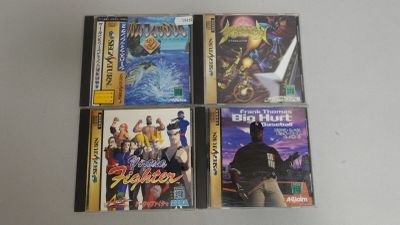 quatre jeux vidéo différents posés ensemble sur la table