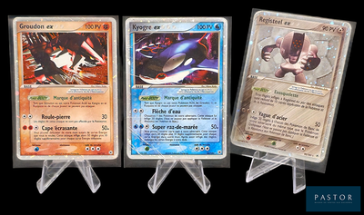 Trois cartes Pokémon différentes sont présentées sur un fond noir