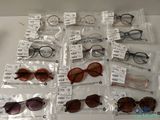 les nombreuses paires de lunettes de soleil posées sur la table