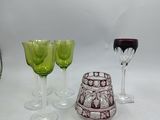 trois verres à vin et un vase sur la table