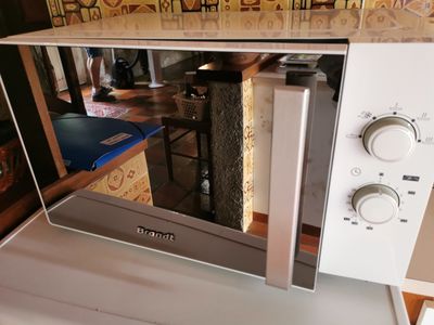 un micro-ondes posé sur un comptoir
