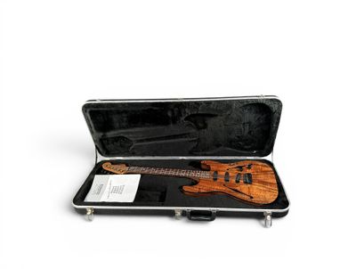 une guitare dans un étui, posée sur une surface blanche