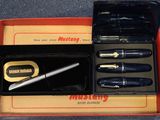 une boîte contenant un stylo, un stylo et un stylo