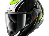 Le casque est noir et vert, avec une bande blanche.