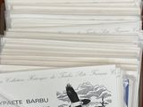 une pile de papiers posée sur une table