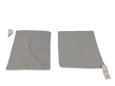 une paire de tissus gris sur fond blanc