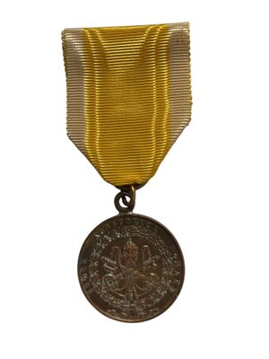 gros plan d'une médaille sur fond blanc