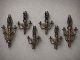 quatre appliques murales anciennes fixées au mur d'une pièce