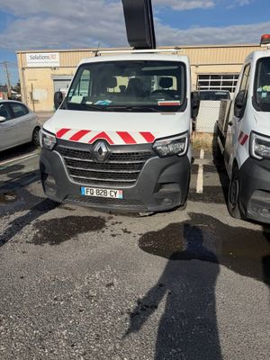 deux camionnettes garées l'une à côté de l'autre dans un parking