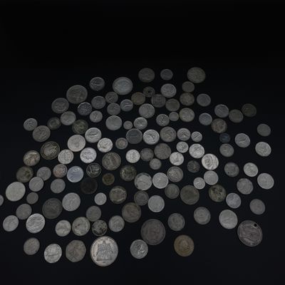 quelques pièces d'argent sont éparpillées sur une surface noire