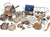 beaucoup d'objets en argent qui se trouvent sur la table