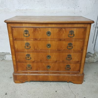 une photo d'une commode en bois posée sur un trottoir