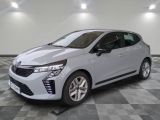 une voiture blanche garée dans un garage au sol en damier