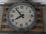 une grande horloge suspendue au plafond d'un immeuble