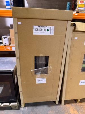 deux micro-ondes posés sur une étagère dans un magasin