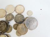 beaucoup de pièces qui sont sur la table