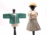 deux mannequins vêtus de couleurs et de motifs différents
