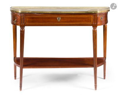 une table en bois avec un plateau en verre et une étagère en dessous