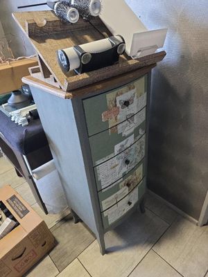 une photo d'un petit meuble sur lequel est posée une imprimante