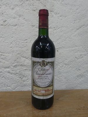 une bouteille de vin posée sur une table
