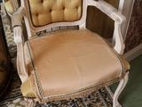 une chaise qui se trouve dans le coin d'une pièce