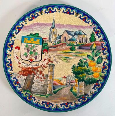 une assiette décorative sur laquelle est représentée une ville