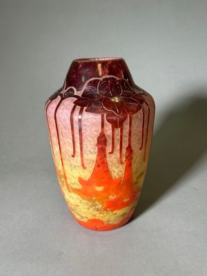 un vase posé sur une table
