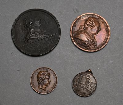 trois types de pièces différents sont représentés sur une surface grise