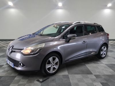 la voiture grise est garée dans le garage sur un sol en damier