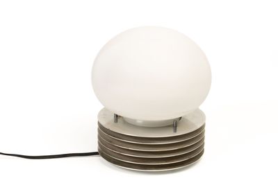 une lumière blanche posée au sommet d'une pile d'assiettes