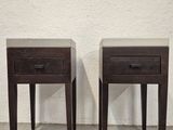deux petites tables avec des tiroirs de chaque côté