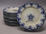 une pile d'assiettes ornées de motifs bleus et blancs
