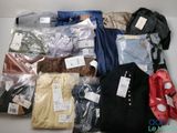 un tas de vêtements posés sur une table