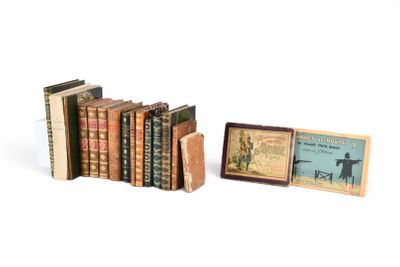 plusieurs livres sont alignés sur une surface blanche