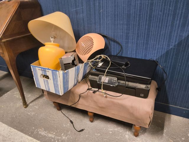 Le comprenant petite banquette, ordinateur HP, imprimante HP et b...