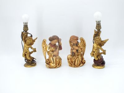 trois figurines d'anges en or et une lampe sur fond blanc
