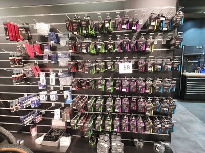 un présentoir de téléphones portables accroché au mur d'un magasin